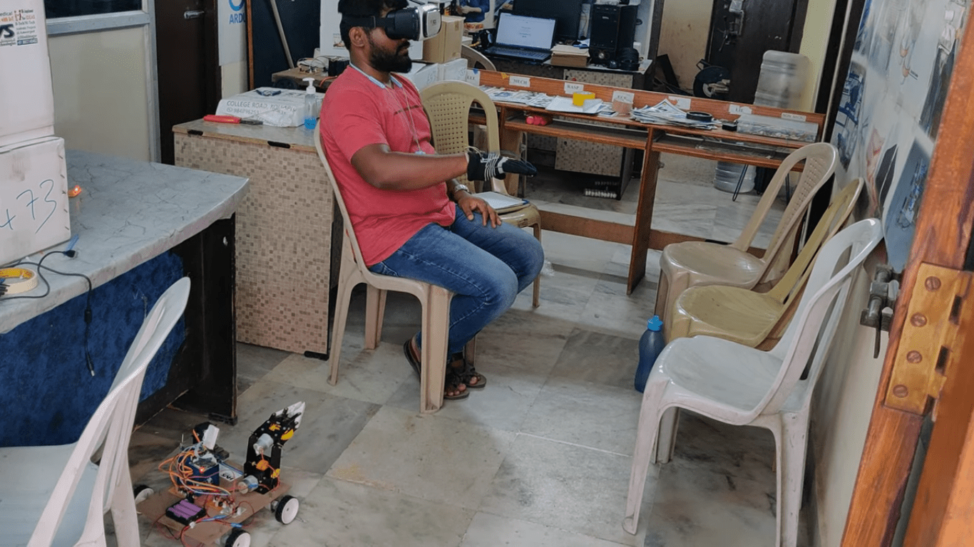 HVS-4584. Virtual Telepresence Robot Hand Gesture Controlling with Pick and Place