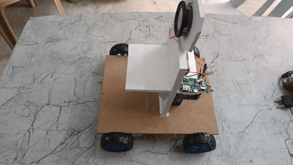 HVS-3626. WI-FI TALKING ROBOT