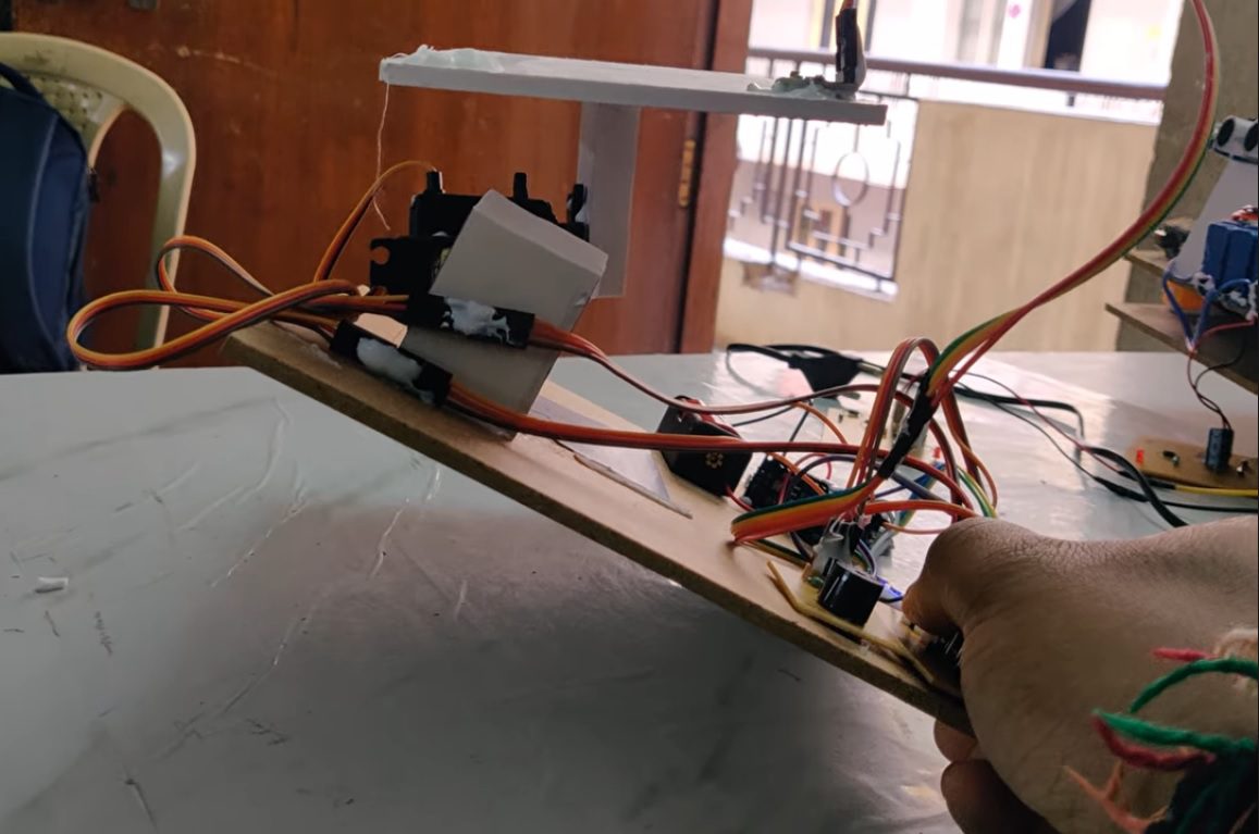 HVS-4747. Self Balancing Stretchers Using Arduino Nano with Temperature Alert