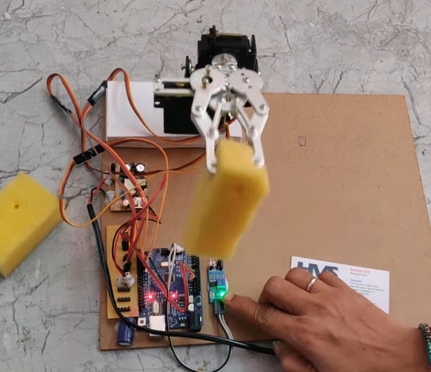 HVS-4925. 3-Axis Robotic ARM for Pick and Place Objects.
