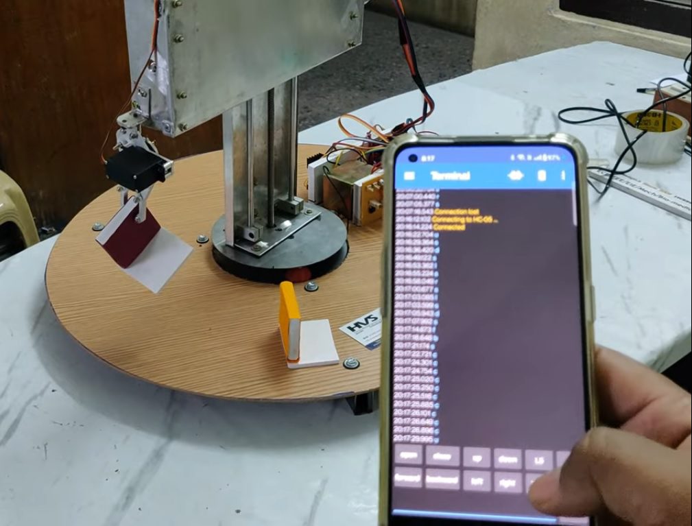 HVS-5079. Cylindrical Robot - controlling through Bluetooth.